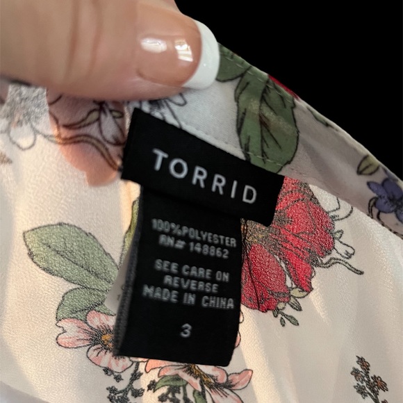 Torrid Lexie High Low Button Front 3/4 Sleeve Tunic Red Floral on White Size 3 - Picture 4 of 6